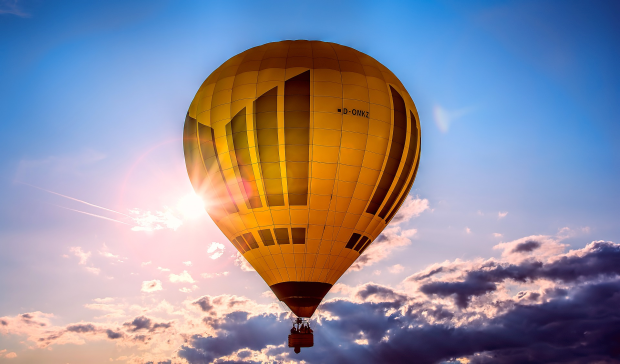 Ballonfahrt Thüringen, Heißluftballon am Himmel mit Wolken und Sonne